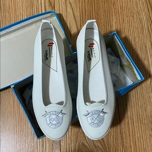 Easy Spirit White Embroidered Flats